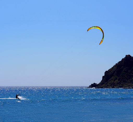 riding alone during a kitesurf course by oaxakite